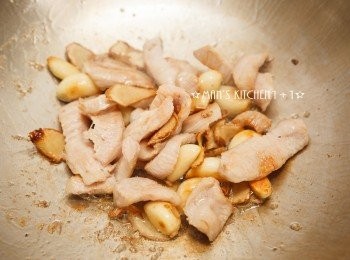 step3: 再來加入松阪豬與冰糖一起拌炒並拌炒至冰糖溶化。