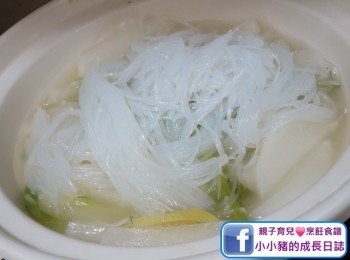 step6: 待清雞湯滾起後，就可以加入粉絲，以細火煲5-8分鐘(主要都係睇下白蘿蔔淋身未)~