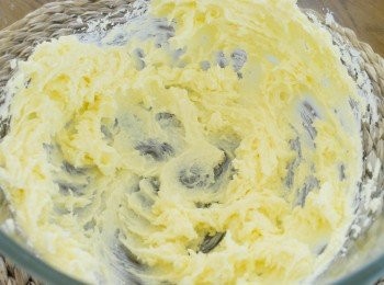 step1: 先用打蛋器打發牛油，打至淡黃色及呈乳霜狀，再下糖拌勻