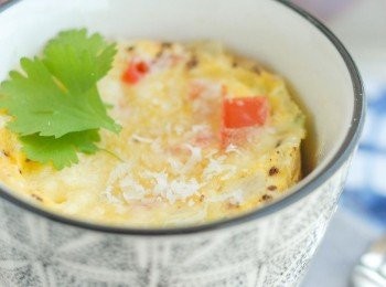 step3: 灑上芝士碎，放入微波爐，以最大火力加熱1分鐘，停一停，再加熱一分鐘。加熱至表面的多蛋凝固即成！