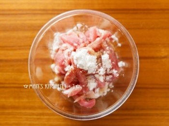 step1: 首先將豬肉絲與醃料均勻混合備用。