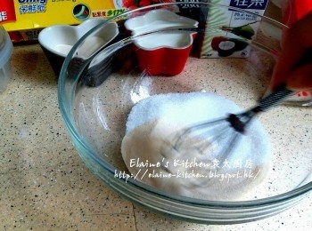 step1: 先整<span class="group_1">椰汁糕</span>的份量 , 將魚膠粉及糖放入大碗內拌勻