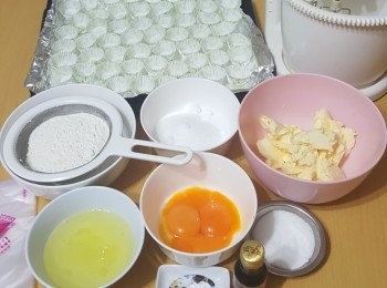 step1: (1) 首先預熱焗爐 180度 火 / 15 分鐘 及 低粉 + 泡打粉 (篩好) ~ 備用。