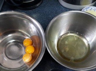 step2: 將3粒雞蛋分成蛋黄和蛋白（裝蛋白的容器不可有水有油）
