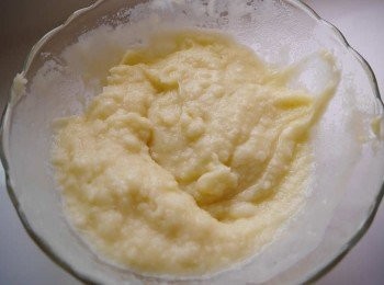 step4: 薯泥2號
趁薯泥還溫熱，先快速與冰奶油拌勻，後用微波爐溫熱50ml牛奶後倒入薯泥中快速拌勻。加入鹽巴，胡椒，洋香菜末。