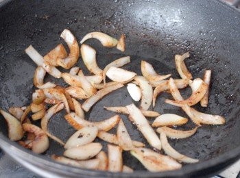 step3: 原鑊下洋蔥炒一分鐘