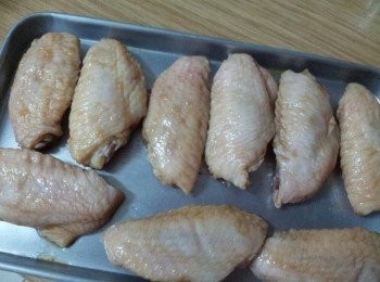 step5: 放到烤盤上先烤十五分鐘 , 翻面再烤十五分鐘 , 用筷子插入雞翅 , 沒有血水流出即已全熟