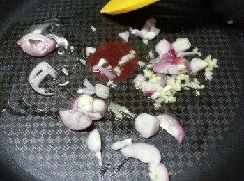 step8: 用1湯匙油起鑊,先爆香薑及乾蔥(薑及乾蔥切碎)