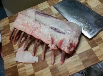 step1: 急凍羊架於冰箱中取出解凍,約1小時後,待羊架比較軟身時,先切去背部多餘的脂肪(否則煎時會出好多油)