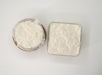 step9: 將步驟8裝入容器裡,表面抹平。這次使用15cm*15cm的玻璃保鮮盒及6吋竹蒸籠各一個份量。