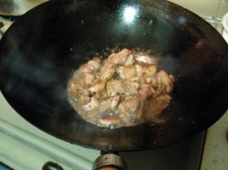 step3: 下调味料炒匀，关盖小火焖约十分钟再开盖略炒匀既可上碟。鸡块本身会出水，所以我没放水焖，喜欢多汁的可放点水焖。