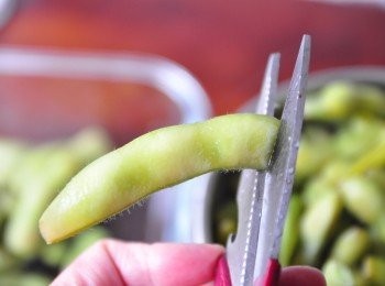 step2: 將撈起的毛豆頭尾剪去一小段，這樣可以在烹煮過程中更吸收醬汁