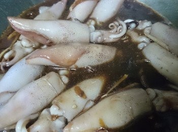 step3: 放下<span class="group_2">滷汁</span>加水(要醃過小捲)
小火慢滷30分
 過程要翻炒喔