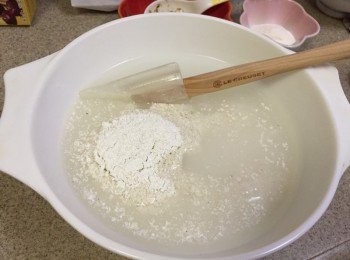 step2: 將馬蹄粉加入450g水中用膠刮攪勻至粉粒溶化