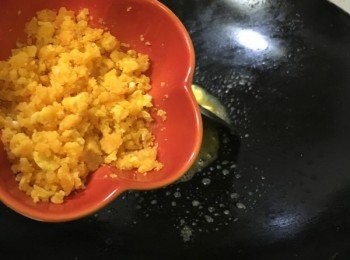 step4: 同鑊子抹走多餘的油後, 加入牛油細火煮至溶化, 加入咸蛋黃快炒