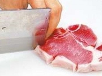 step3: 豬 扒最好挑選帶骨的部位，「因為靠近骨頭的部位，會有點油筋，口感豐富，脂香味更濃。但也可以选用里脊肉，豬扒去骨，邊緣切開斷筋，切小塊，再以要用刀背 （或肉锤）拍松、拍薄猪扒塊，(用陰力)，然後翻轉再做一次。助其肉质松化并方便入味。豬扒塊加<span class="group_3">腌料</span>腌制30分鐘or过夜