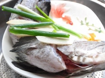 step1: 解凍後以清水稍稍沖洗，並準備蔥段與薑片和少許米酒放入蒸鍋清蒸