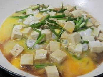 step7: 最後淋上兩個打散的紅殼鮮力蛋~拌炒一下就可以起鍋囉!!