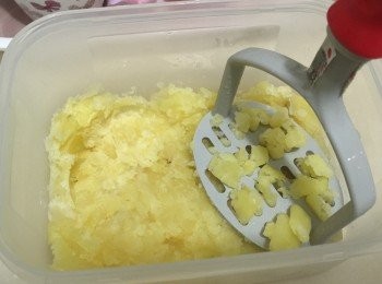 step2: 把薯仔壓成薯蓉