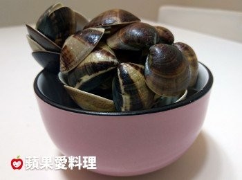 step7: 嗑完蛤蜊，看到一大碗的蛤蜊殼，好滿足~
