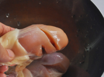 step2: 將雞腿洗淨，在厚的肉上劃幾刀，醃制的時候好入味