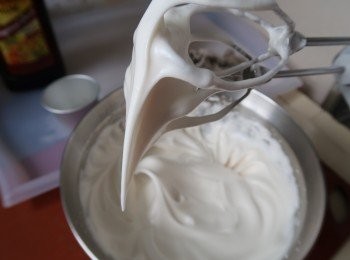 step3: 蛋白加糖打至起勾