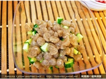 step4: 取出黑木耳QQ圓，將每顆QQ圓逐依分切成1/4圓的大小。