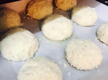 step4: 焗爐預熱230度。焗盤上鋪上牛油紙，塗少量橄欖油。日式麵包糠與橄欖油用手指輕輕搓匀。雙手濕水後將蟹肉薯蓉搓成餅狀，並裹滿麵包糠。