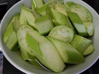 step1: 茄子，稍為去皮，切件備用