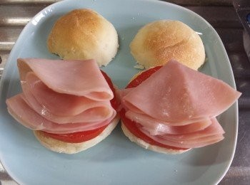 step9: 塗上少許牛油及果醬，放入番茄片、酸青瓜及煙火腿片。