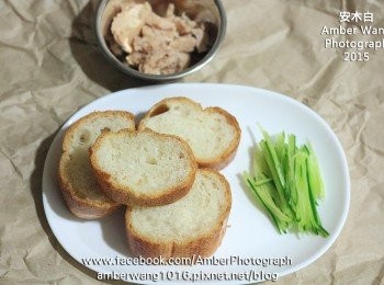 step1: 準備<span class="group_1">食材</span>。長棍麵包，先切片備用。小黃瓜，洗淨後切絲。鮪魚，將油儘量瀝乾。