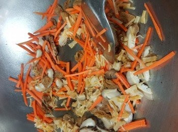 step8: 加入冬菇.竹笙.瑤柱絲.甘筍絲炒勻