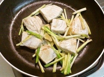 step3: 接著放入魚片後，直接用平底鍋煎熟。