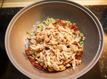 step5: 加入辣豆瓣醬並炒香後，再將豬肉絲加入一起拌炒並淋上一小匙醬油增加醬色。