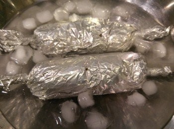 step7: 用冰水浸過雞卷，浸到雞卷變凍。