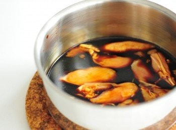 step1: 在一個小鍋中放入所有調味料，拌勻，然後放入雞腿肉