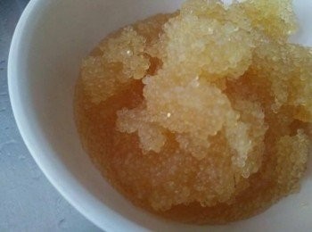 step1: 飛魚卵退冰，菜脯洗淨，青蔥洗淨並切珠，準備一個碗，將蛋打散，備用；【澎湖野生水產的產品皆通過政府檢驗及SGS認證，讓大家吃得更安心， 更是五星級飯店主廚指定<span class="group_1">食材</span>，讓大家有實惠價格輕鬆吃到頂級<span class="group_1">食材</span>。 】