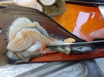 step1: 沙插請檔販代開邊; 回家後用小刀將黑腸刺穿， 擠出污物