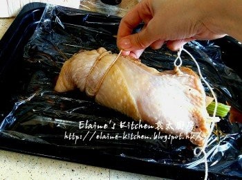 step7: 再放在已醃好的<a href="https://bit.ly/2ZxapeY" target="_blank" data-keyword="雞扒" class="guide-link"><strong>雞扒</strong></a> <span style="display:inline-block;vertical-align:middle;margin-top:-3px;color:initial;border-radius:3px;padding:2px 3px;font-size:12px;line-height:14px;background:#87d300;color:#fff;">即買</span> 中下方位置 , 卷起後用料理棉繩紮實靜待1小時