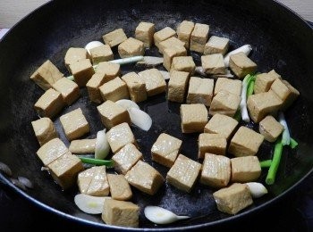 step2: 加入小豆干快炒