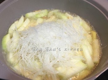 step2: 下雞湯煮至節瓜半軟，下粉絲搞勻再煮5分鐘，其實如果想粉絲再軟身點，我會下雞湯時，同時將粉絲鋪面同節瓜一同煮。