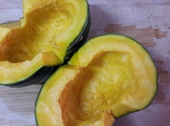 step4: 南瓜外皮洗刷乾淨 , 去籽 , 再刨絲