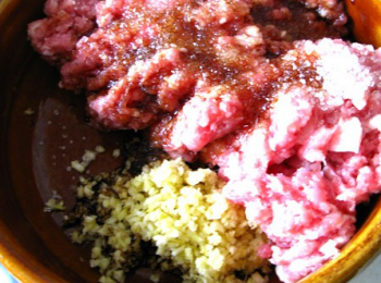 step1: 豬肉和蒜剁碎，放醬油、油、鹽、糖調味，再放點生粉