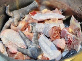 step1: 將雞肉稍微用溫熱水沖洗乾淨後放入10人份燉鍋中