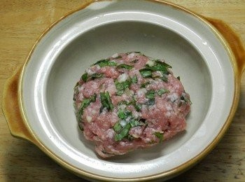 step2: 整成大<span class="group_2">肉丸</span>後，放入小陶鍋中