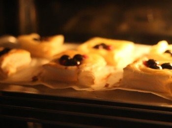 step14: 放入己預熱至攝氏200度的焗爐中層烤10-15分鐘至酥皮熟透。