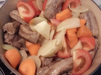 step6: 先下洋蔥炒至軟身,再加入甘荀,薯仔及蕃茄略炒。