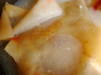 step1: 豬皮用水川燙一會