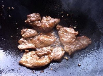 step3: 以中火煎至微焦即可
享用時包上生菜一享用特別好味