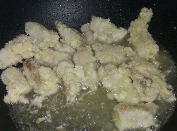 step1: 先將於片用<span class="group_2">醃料</span>抓捏一下，黏裹入地瓜粉，放入熱油鍋炸至金黃撈起瀝油